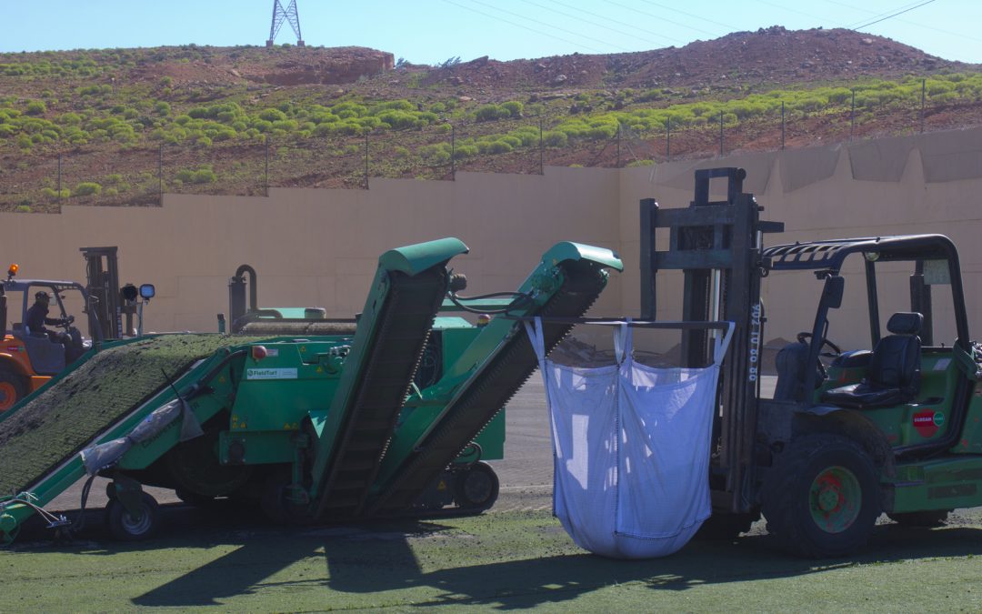 Retirada del césped del Campo de Fútbol de Agüimes con Green Machine de Fieldturf