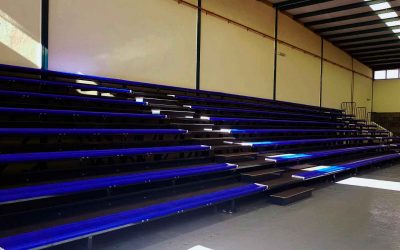 Grada telescópica motorizada marca Decan Sports Equipment