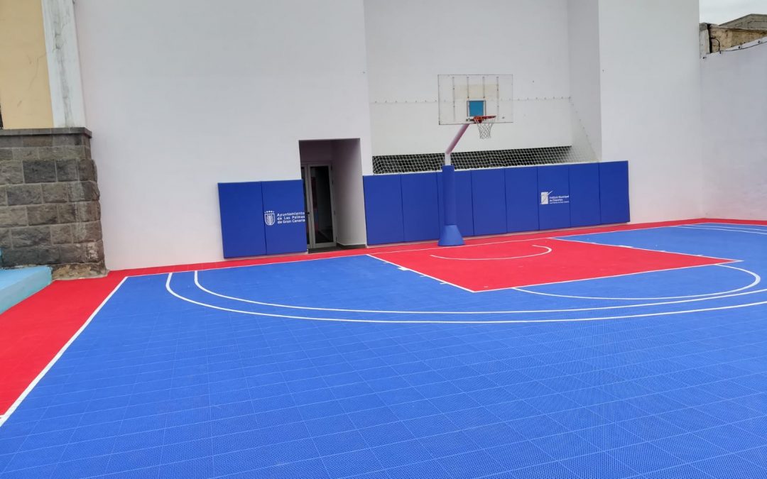 Suministro e instalación equipamiento deportivo en el CEIP León y Castillo en Las Palmas