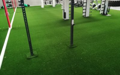 Césped artificial y losetas de caucho para zona de peso libre y salas funcionales en Macrofit