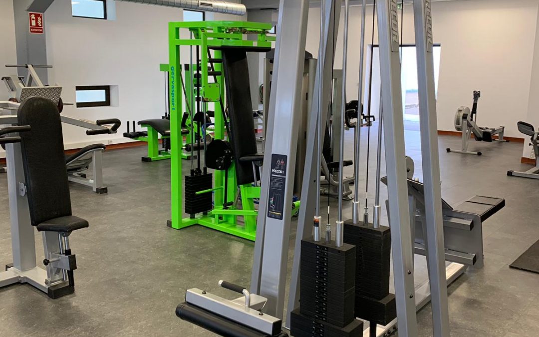 Máquinas de gimnasio y pavimento deportivo para nueva instalación en la Universidad de la laguna