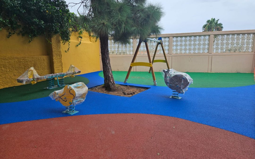 Juegos infantiles, suelo de caucho y porterías de acero galvanizado en el Hogar Maternal Tafira